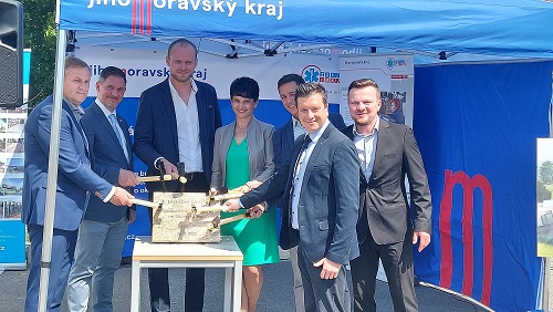 Začala stavba moderních výjezdových základen v Bučovicích a Slavkově u Brna